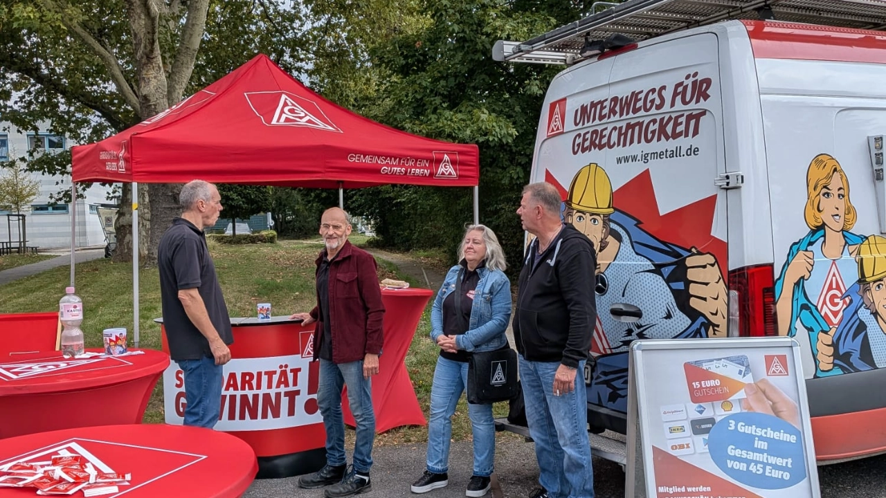 Die IG Metall Recklinghausen ist bei den Firmen MEWA-Bottrop, HELLA-Recklinghausen, Rheinzink-Datteln vor Ort gewesen, um mit allen Beschäftigten über die momentane Situation im Betrieb zu sprechen.<br/>Viele Kolleginnen und Kollegen nutzten die Ansprache der IG Metall, um sich nicht nur zu informieren, sondern auch viele Impulse zur jetzigen Situation zu geben. <br/>Die IG Metall wurde auch durch die Roadshow begleitet, es gab für alle ein Eis zum Abkühlen, damit sich die Gemüter nicht zu sehr erhitzten. Es war eine rundherum gelungene Veranstaltung, so das Fazit der Beteiligten. <br/>