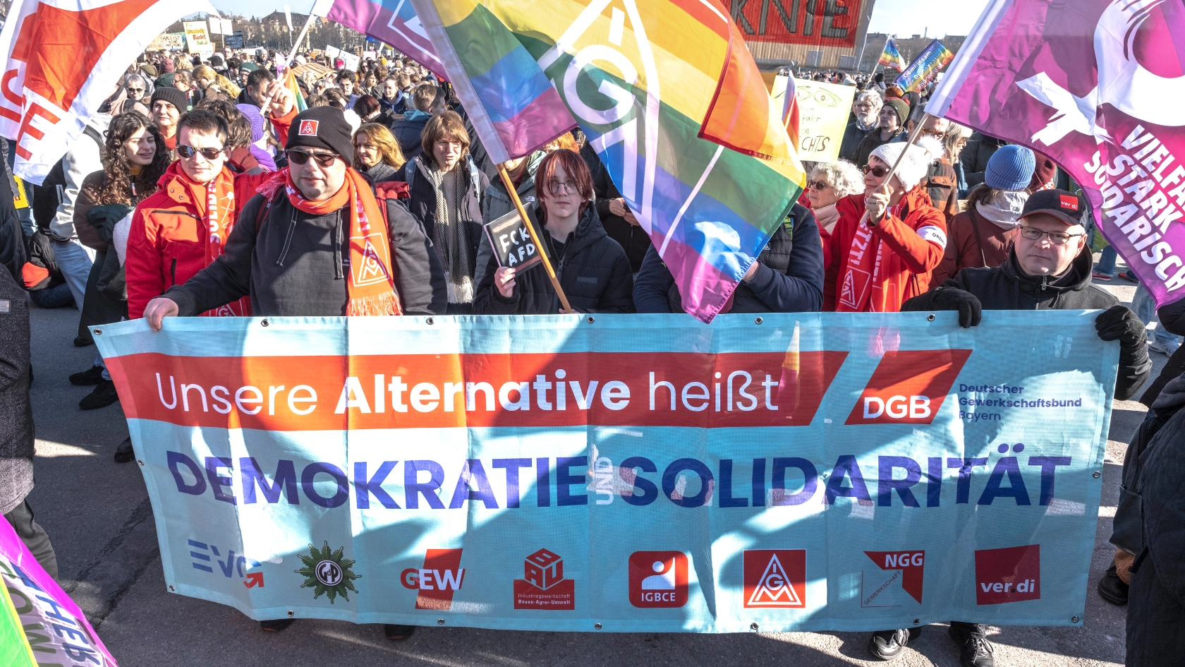„Demokratie brauch DICH“: Demo gegen Rechts in München