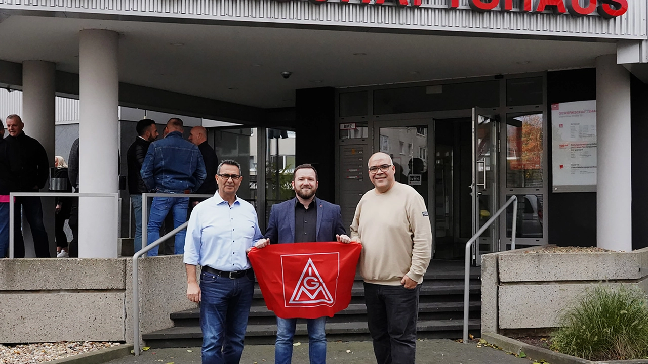 v.l.n.r.: Hüseyin Uc (MAN), Markus Hulm (IG Metall SZ-PE), Andrea Deiana (MAN)