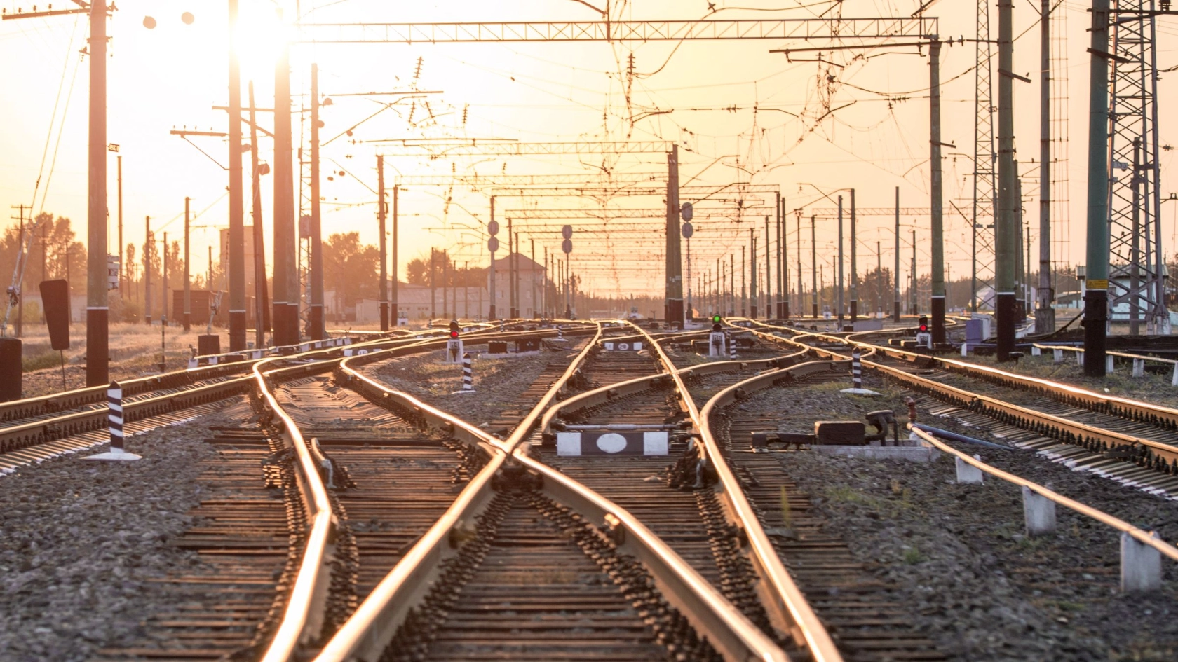 mehrere Bahnschienen in der Dämmerung